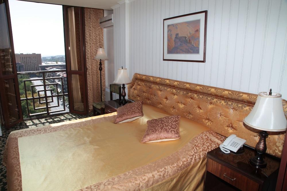 Shirak Hotel 4*